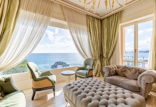 Luxurious Sea-facing Estate