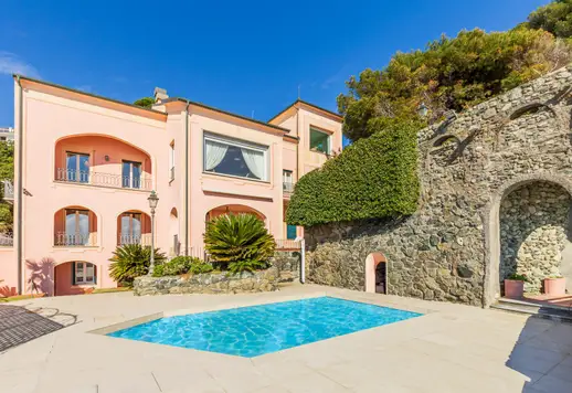 Luxurious Sea-facing Estate