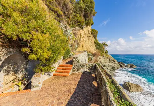 Luxurious Sea-facing Estate