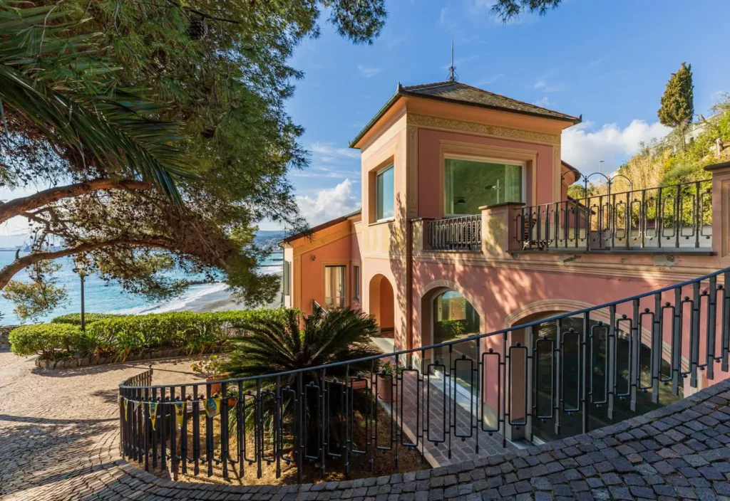 Luxurious Sea-facing Estate